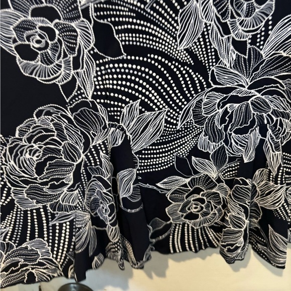NWOT SJS Navy and White Textured Floral Design Knit Skirt - Picture 5 of 6
